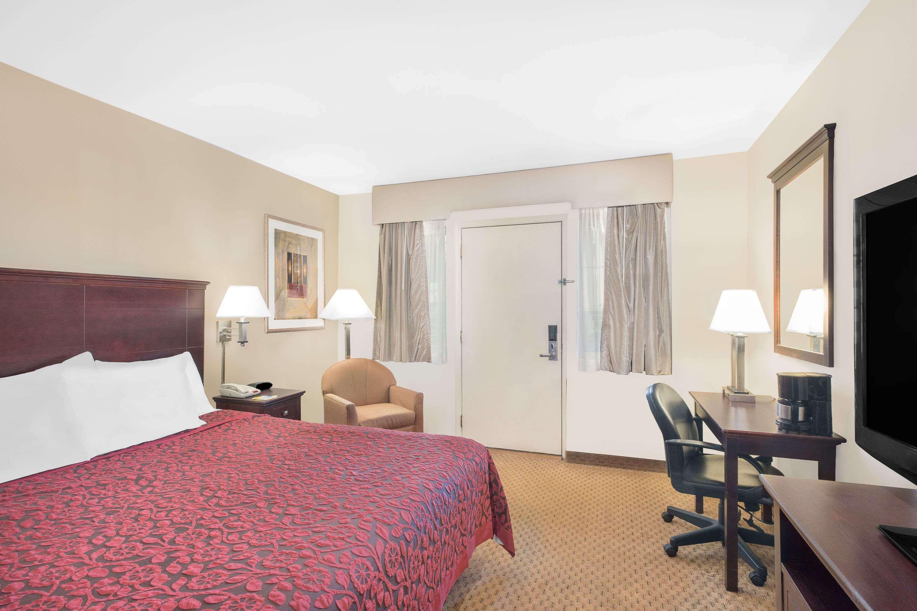 Days Inn By Wyndham Springfield/Phil.Intl Airport Exterior photo